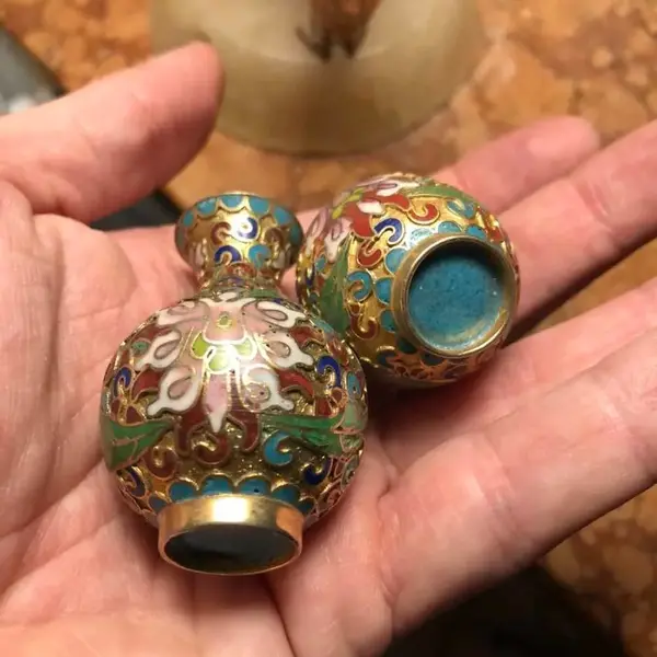 Foto de um(a) Antiga Coleção Com 4 Vasinhos Miniatura Em Bronze Cloisonné, da categoria de Vasos. Antiga coleção com 4 lindos vasinhos diferentes, em bronze Cloisonné. Perfeitinhos Altura 5cm cada. Mostrado de uma perspectiva diferente. Vendido no marketplace Trésors.