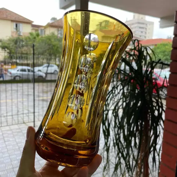 Foto de um(a) Antigo Vaso Cristal Tcheco Âmbar Lapidação Dedão Art Deco, da categoria de Vasos. Antigo e lindo vaso em cristal Europeu, doublé na cor âmbar. Lapidado à mão, lapidação dedão, fundo estrelado. Art... Mostrado de uma perspectiva diferente. Vendido no marketplace Trésors.