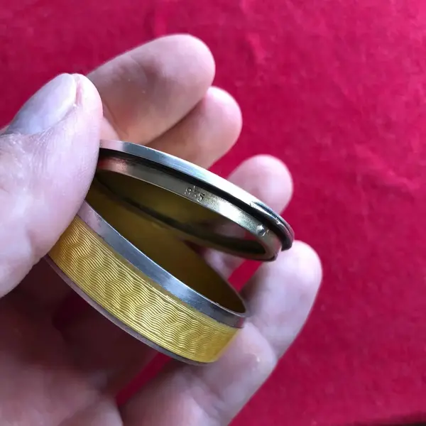 Foto de um(a) Antiga Rara Caixinha Porta Pó Itália Prata De Lei Esmaltada, da categoria de Cestos e Caixas. Antiga e centenária caixinha porta pó em prata de lei italiana teor 925, com aplicação de esmalte feita à mão. Peça muito... Mostrado de uma perspectiva diferente. Vendido no marketplace Trésors.