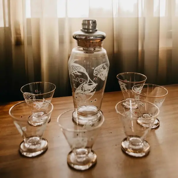 Foto de um(a) Antigo Conjunto Garrafa Coqueteleira Cristal Tcheco Art Deco, da categoria de Garrafas, potes e jarros. Antigo e decorativo conjunto de garrafa/coqueteleira e seus respectivos seis copinhos em cristal Tcheco, decoração de lindos... Mostrado de uma perspectiva diferente. Vendido no marketplace Trésors.