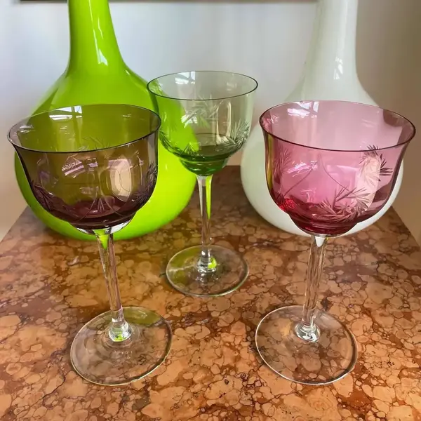 Foto de um(a) Antigas Taças Para Vinho Em Cristal Francês Colorido, da categoria de Taças. Antigo trio de finas taças de pé alto para vinho tinto, cristal europeu lapidado à mão. Medidas 17 x 8cm cada. Mostrado de uma perspectiva diferente. Vendido no marketplace Trésors.