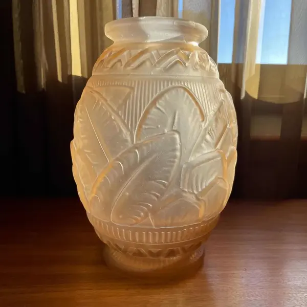 Foto de um(a) Antigo Vaso Bojudo Vidro Francês Art Deco Carrillo Glass, da categoria de Vasos. Carrillo Glass - France. Antigo vaso bojudo em vidro artístico francês, moldado com decoração com folhas em satiné. Peça... Mostrado de uma perspectiva diferente. Vendido no marketplace Trésors.