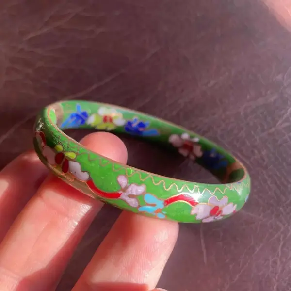 Foto de um(a) Antigo Bracelete Pulseira Oriental Metal Dourado Cloisonné, da categoria de Outros colecionáveis. Antigo bracelete/pulseira em metal Cloisonné. Esmaltado à mão. Peça única.Essa técnica de trabalho em esmalte na qual tiras... Mostrado de uma perspectiva diferente. Vendido no marketplace Trésors.