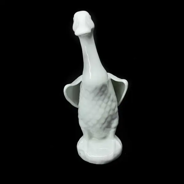 Foto de um(a) Antiga Escultura De Pato Em Porcelana Alemã Biscuit Branco, da categoria de Modelos e estatuetas. Antiga e graciosa escultura de pato em porcelana vitrificada alemã. Art Deco.Medidas 17x11cm. Mostrado de uma perspectiva diferente. Vendido no marketplace Trésors.