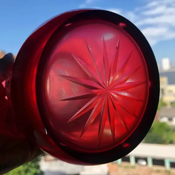 Foto de um(a) Antigo Raro Vaso Art Deco Cristal Francês Baccarat Vermelho, da categoria de Vasos. Baccarat. Antigo e diferente vaso em cristal francês, ricamente lapidado à mão. Peça muito incomum, devido ao seu formato,... Mostrado de uma perspectiva diferente. Vendido no marketplace Trésors.