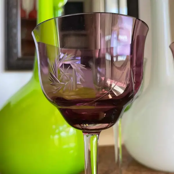 Foto de um(a) Antigas Taças Para Vinho Em Cristal Francês Colorido, da categoria de Taças. Antigo trio de finas taças de pé alto para vinho tinto, cristal europeu lapidado à mão. Medidas 17 x 8cm cada. Mostrado de uma perspectiva diferente. Vendido no marketplace Trésors.