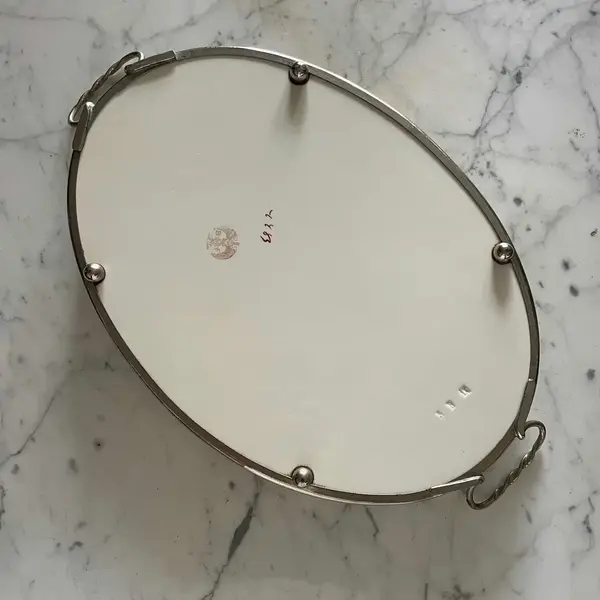 Foto de um(a) Antiga Bandeja De Prata Com Majólica Faiança Alemã Art Deco, da categoria de Bandejas. Antiga bandeja de majólica/faiança alemã, armação em metal prateado. Linda decoração floral Período Art Deco com traços da... Mostrado de uma perspectiva diferente. Vendido no marketplace Trésors.