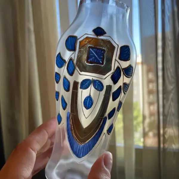 Foto de um(a) Antigo Vaso Artístico Vidro Veneziano Pintado Art Nouveau, da categoria de Vasos. Antigo e elegante vaso em vidro artístico veneziano, linda pintura feita à mão com detalhes em ouro. Pés em bronze francês... Mostrado de uma perspectiva diferente. Vendido no marketplace Trésors.