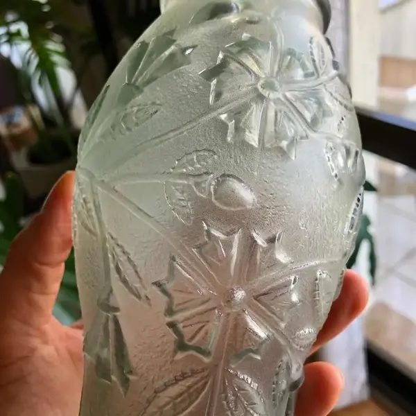 Foto de um(a) Antigo Par De Vasos Art Deco Em Vidro Francês Satiné, da categoria de Vasos. Antigo e lindo par de vasos em vidro satiné francês, ricamente moldados e prensados com flores em relevo. Período Art Deco.... Mostrado de uma perspectiva diferente. Vendido no marketplace Trésors.