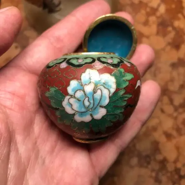 Foto de um(a) Antigos Potiches Miniatura De Coleção Em Bronze Cloisonné, da categoria de Outros colecionáveis. Antigos Potiches miniatura de coleção em bronze cloisonné esmaltados à mão. Medem aproximadamente 5cm de altura. Mostrado de uma perspectiva diferente. Vendido no marketplace Trésors.