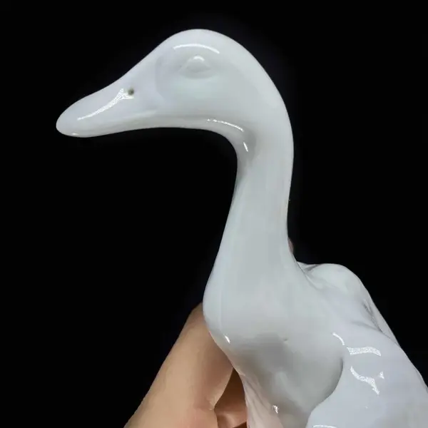 Foto de um(a) Antiga Escultura De Pato Em Porcelana Alemã Biscuit Branco, da categoria de Modelos e estatuetas. Antiga e graciosa escultura de pato em porcelana vitrificada alemã. Art Deco.Medidas 17x11cm. Mostrado de uma perspectiva diferente. Vendido no marketplace Trésors.