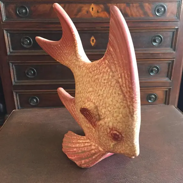 Foto de um(a) Antiga Escultura Art Deco Peixe Em Porcelana Faiança Tcheca, da categoria de Escultura. Imponente e diferente escultura artística em faiança na forma de peixe, década de 1950. Período Art Deco.Medidas 27x25cm. Mostrado de uma perspectiva diferente. Vendido no marketplace Trésors.
