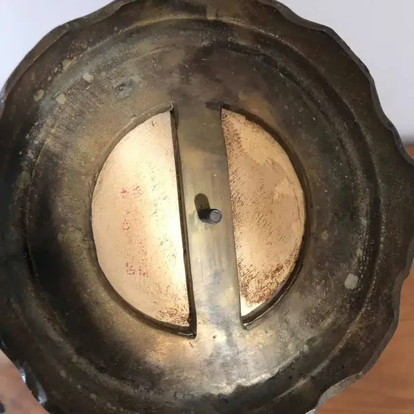 Foto de um(a) Antigo Grande Vaso Ânfora Cerâmica Francesa Com Bronze, da categoria de Vasos. Antigo e imponente vaso/ânfora em cerâmica francesa vitrificada, com aplicação de bronze na base e alças com caras de... Mostrado de uma perspectiva diferente. Vendido no marketplace Trésors.