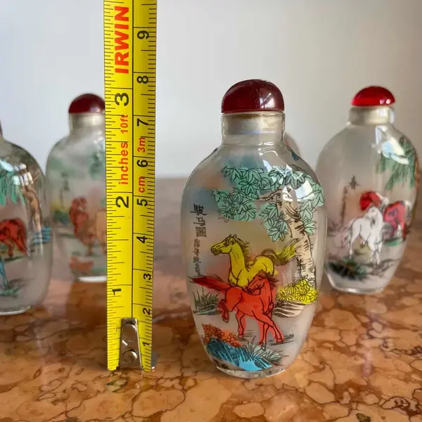 Foto de um(a) Antiga Rara Coleção 5 Perfumeiros Snuff Bottle Orientais, da categoria de Perfumeiros. Snuff Bottle, antigos frascos/perfumeiros orientais delicadamente pintados à mão, cada lado da peça tem uma decoração... Mostrado de uma perspectiva diferente. Vendido no marketplace Trésors.
