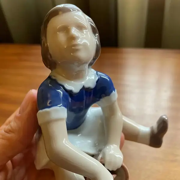 Foto de um(a) Antiga Escultura Bibelô Menina Porcelana B&g Bing Grondahl, da categoria de Escultura. B&G (Bing & Grondahl) - Denmark. Antigo bibelô artístico, escultura de menina brincando em porcelana dinamarquesa. Peça... Mostrado de uma perspectiva diferente. Vendido no marketplace Trésors.