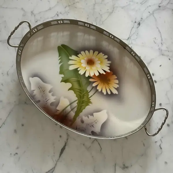 Foto de um(a) Antiga Bandeja De Prata Com Majólica Faiança Alemã Art Deco, da categoria de Bandejas. Antiga bandeja de majólica/faiança alemã, armação em metal prateado. Linda decoração floral Período Art Deco com traços da... Mostrado de uma perspectiva diferente. Vendido no marketplace Trésors.