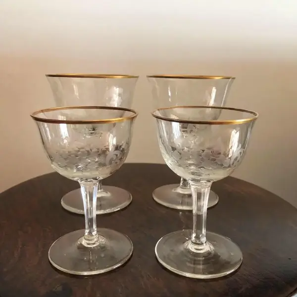 Foto de um(a) Antigo Conjunto 4 Cálices Cristal Europeu Lapidado À Mão, da categoria de Taças. Conjunto com 4 cálices de 2 tamanhos diferentes, em fino cristal europeu, bordas com filetes de ouro. Cada peça é lapidada à... Mostrado de uma perspectiva diferente. Vendido no marketplace Trésors.