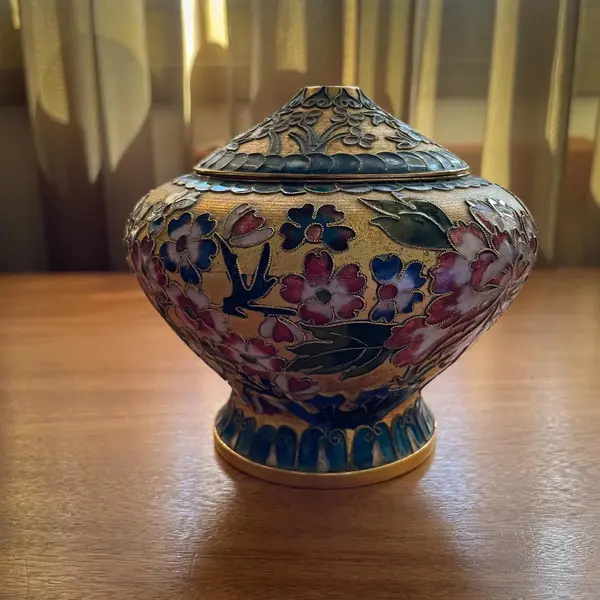 Foto de um(a) Antigo Potiche Púcaro Caixa Porta Jóias Oriental Cloisonné, da categoria de Vasos e recipientes. ~ Cloisonné ~ Antigo potiche em bronze esmaltado, técnica Cloisonné. Além de muito decorativo, com lindas cores e flores ao... Mostrado de uma perspectiva diferente. Vendido no marketplace Trésors.