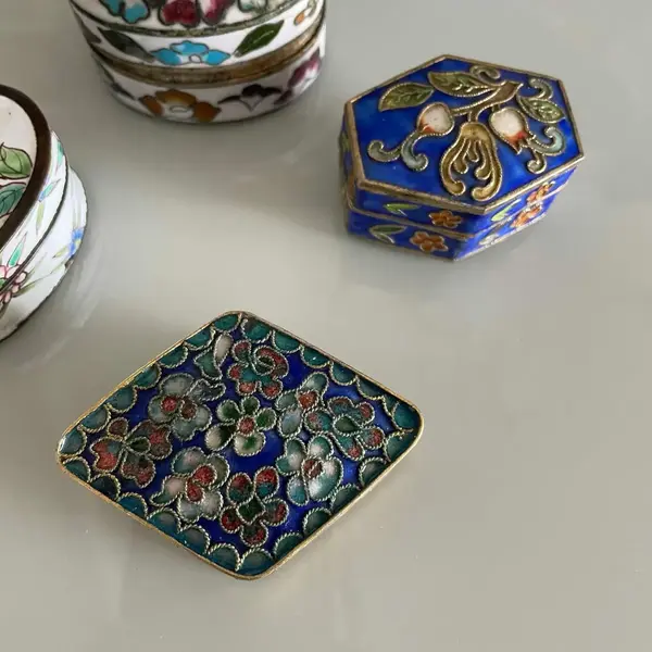 Foto de um(a) Antiga Rara Coleção Com 4 Caixinhas Em Metal Cloisonné, da categoria de Outros colecionáveis. Peças feitas à mão. Século XX.Muito decorativas e colecionares. Bem conservadas Medida da maior aproximadamente 5,5cm. Mostrado de uma perspectiva diferente. Vendido no marketplace Trésors.
