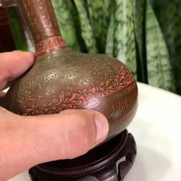Foto de um(a) Antigo Vaso De Bronze Esmaltado À Mão Legítimo Cloisonné, da categoria de Vasos. Peça feita à mão, início do século XX. Base em madeira de lei.Altura: 22cm. Mostrado de uma perspectiva diferente. Vendido no marketplace Trésors.