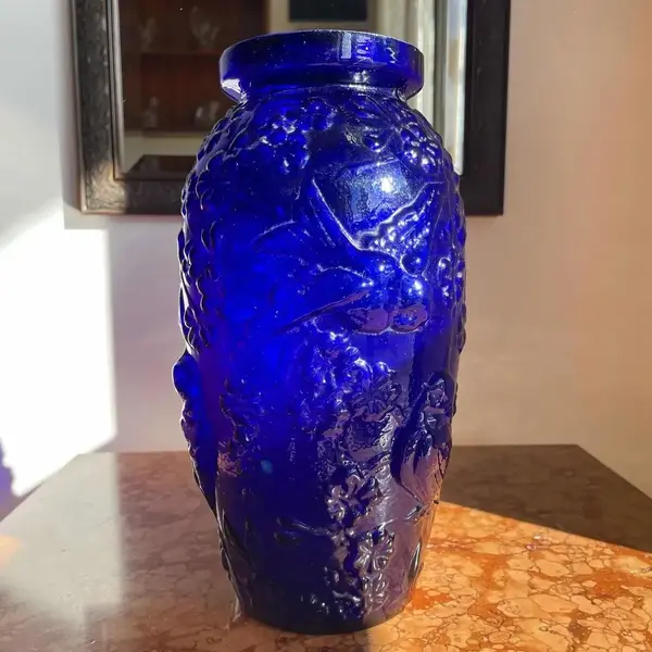 Foto de um(a) Antigo Vaso Art Deco Pássaros Vidro Francês Azul Cobalto, da categoria de Vasos. Antigo e belíssimo vaso em vidro francês azul cobalto com decoração de pássaros e flores relevo. Período Art Deco.Medidas... Mostrado de uma perspectiva diferente. Vendido no marketplace Trésors.