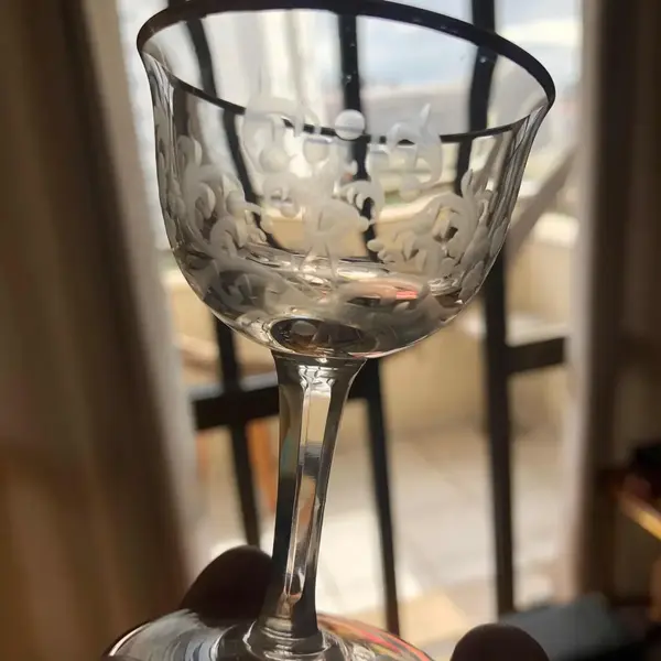 Foto de um(a) Antigo Conjunto 4 Cálices Cristal Europeu Lapidado À Mão, da categoria de Taças. Conjunto com 4 cálices de 2 tamanhos diferentes, em fino cristal europeu, bordas com filetes de ouro. Cada peça é lapidada à... Mostrado de uma perspectiva diferente. Vendido no marketplace Trésors.