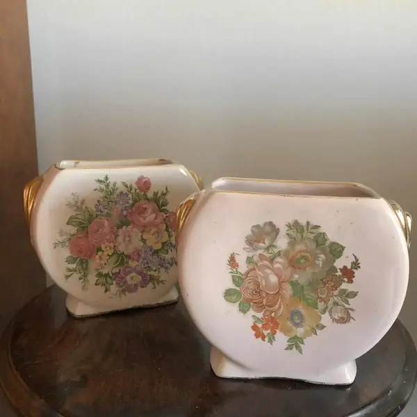 Foto de um(a) Antigo Par De Vasinhos Porcelana Europeia Cenas Galantes, da categoria de Vasos. Par de delicados vasinhos em porcelana europeia, com linda decoração de cenas galantes e flores, acabamento feito a mão com... Mostrado de uma perspectiva diferente. Vendido no marketplace Trésors.