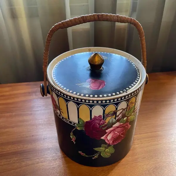 Foto de um(a) Antiga Caixa Biscoiteira Porcelana Inglesa Crown Art Deco, da categoria de Garrafas, potes e jarros. Antigamente era chamada de biscoiteira, mas ela é uma caixa e pode ter várias funções. Pode ser apenas decorativa, ou um... Mostrado de uma perspectiva diferente. Vendido no marketplace Trésors.