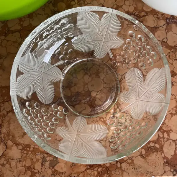 Foto de um(a) Antiga Uveira Bowl Decorativo Vidro Francês Satiné Art Deco, da categoria de Travessas e tigelas. Antiga uveira bowl decorativo em vidro francês com detalhes de uvas em satiné. Art Deco. Altura 5cm Diâmetro 16cm. Mostrado de uma perspectiva diferente. Vendido no marketplace Trésors.