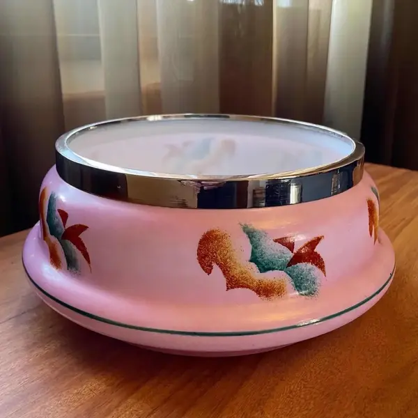 Foto de um(a) Antiga Saladeira Floreira Centro De Mesa Art Deco Em Opalina, da categoria de Travessas e tigelas. Antiga e linda saladeira em opalina francesa, pintada à mão, a peça é muito versátil, pode ser usada como centro de mesa,... Mostrado de uma perspectiva diferente. Vendido no marketplace Trésors.