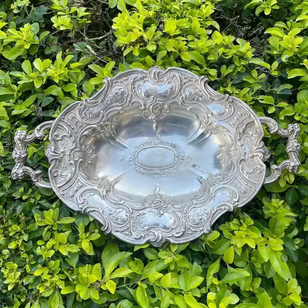 Foto de um(a) Antigo Centro De Mesa Fruteira Cesta Rococó Em Prata Wmf, da categoria de Centro de mesa. Antiga cesta de pães ou centro de mesa da renomada manufatura alemã WMF. Peça toda trabalhada, com bastante riqueza de... Mostrado de uma perspectiva diferente. Vendido no marketplace Trésors.