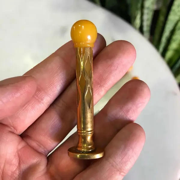 Foto de um(a) Antigo Raro Conjunto Escritório Art Deco Baquelite Francês, da categoria de Itens de Escritório. Antigo e lindo conjunto para escritório composto por 5 peças em baquelite francês com metal dourado. Período Art Deco. Mostrado de uma perspectiva diferente. Vendido no marketplace Trésors.