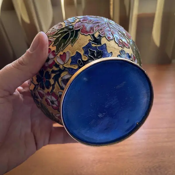 Foto de um(a) Antigo Potiche Púcaro Caixa Porta Jóias Oriental Cloisonné, da categoria de Vasos e recipientes. ~ Cloisonné ~ Antigo potiche em bronze esmaltado, técnica Cloisonné. Além de muito decorativo, com lindas cores e flores ao... Mostrado de uma perspectiva diferente. Vendido no marketplace Trésors.