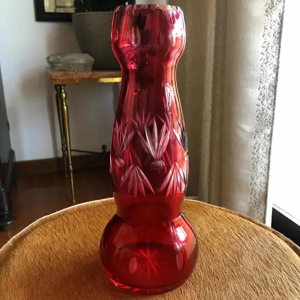 Foto de um(a) Antigo Raro Vaso Art Deco Cristal Francês Baccarat Vermelho, da categoria de Vasos. Baccarat. Antigo e diferente vaso em cristal francês, ricamente lapidado à mão. Peça muito incomum, devido ao seu formato,... Mostrado de uma perspectiva diferente. Vendido no marketplace Trésors.