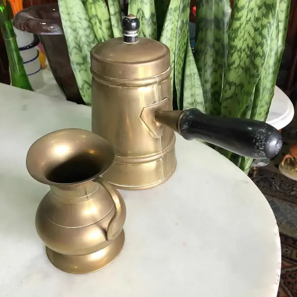 Foto de um(a) Antigo Bule Cafeteira E Leiteira Em Metal Dourado Bronze, da categoria de Bules. Dupla para servir ou decorar. Bule/cafeteira e leiteira em bronze, a cafeteira tem detalhes em madeira de lei. Medidas da... Mostrado de uma perspectiva diferente. Vendido no marketplace Trésors.