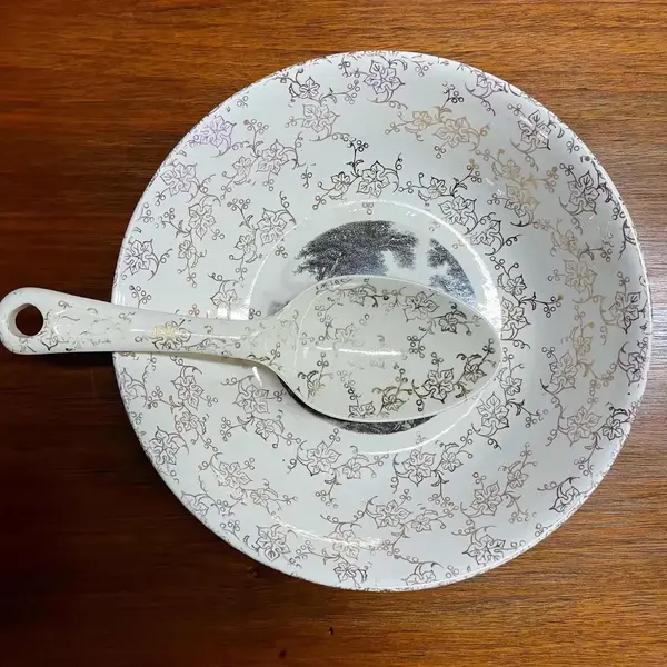 Foto de um(a) Antigo Prato Tigela Colher Porcelana Inglesa Royal Ouro 22k, da categoria de Pratos Decorativos. Antiga tigela para sobremesa em porcelana artística inglesa, acompanha a colher original. Linda cena rural e flores pintadas... Mostrado de uma perspectiva diferente. Vendido no marketplace Trésors.