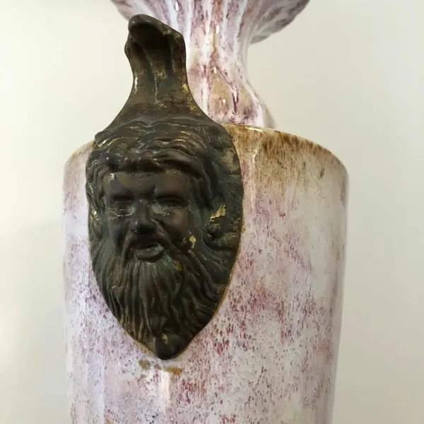 Foto de um(a) Antigo Grande Vaso Ânfora Cerâmica Francesa Com Bronze, da categoria de Vasos. Antigo e imponente vaso/ânfora em cerâmica francesa vitrificada, com aplicação de bronze na base e alças com caras de... Mostrado de uma perspectiva diferente. Vendido no marketplace Trésors.