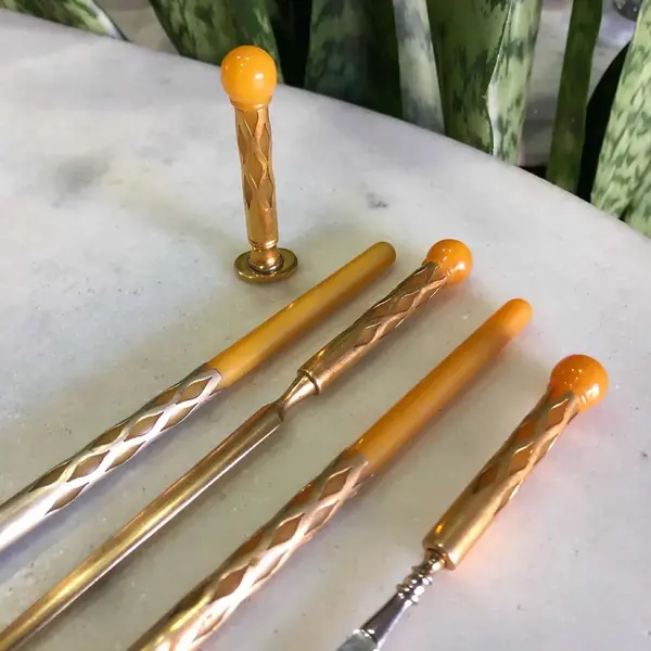 Foto de um(a) Antigo Raro Conjunto Escritório Art Deco Baquelite Francês, da categoria de Itens de Escritório. Antigo e lindo conjunto para escritório composto por 5 peças em baquelite francês com metal dourado. Período Art Deco. Mostrado de uma perspectiva diferente. Vendido no marketplace Trésors.