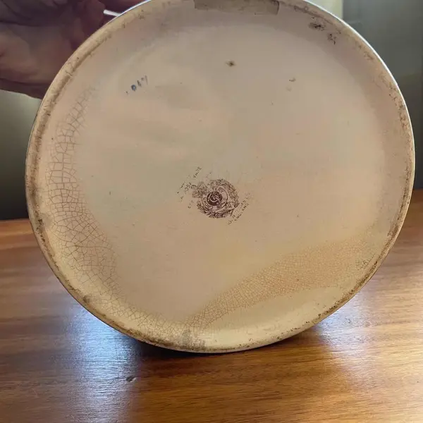 Foto de um(a) Antiga Caixa Biscoiteira Porcelana Inglesa Crown Art Deco, da categoria de Garrafas, potes e jarros. Antigamente era chamada de biscoiteira, mas ela é uma caixa e pode ter várias funções. Pode ser apenas decorativa, ou um... Mostrado de uma perspectiva diferente. Vendido no marketplace Trésors.