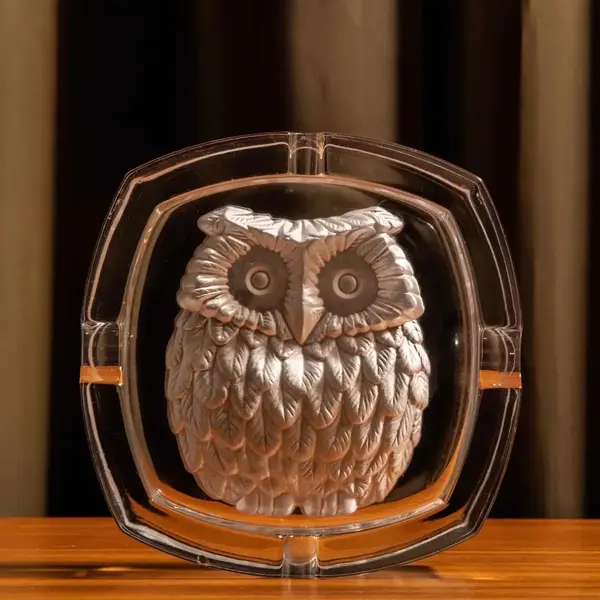 Foto de um(a) Antigo Cinzeiro Art Deco Coruja Em Cristal Francês Satiné, da categoria de Cinzeiros. Antigo cinzeiro artístico com figura de coruja lapidada à mão em cristal Francês Satiné, período Art Deco. Observação: a... Mostrado de uma perspectiva diferente. Vendido no marketplace Trésors.