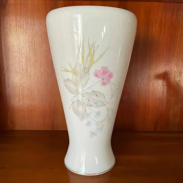 Foto de um(a) Antigo Vaso Art Deco Porcelana Alemã Rosenthal Bettina, da categoria de Vasos. Rosenthal modelo Bettina - Pariser Frühling. Antigo vaso em porcelana artística alemã, da renomada manufatura Rosenthal, uma... Mostrado de uma perspectiva diferente. Vendido no marketplace Trésors.