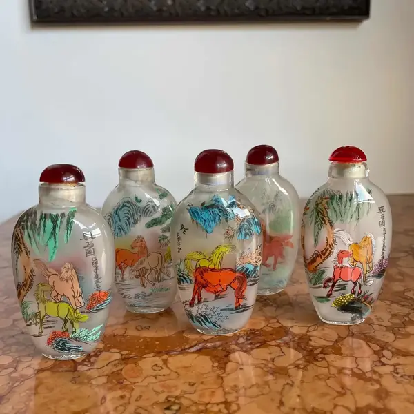 Foto de um(a) Antiga Rara Coleção 5 Perfumeiros Snuff Bottle Orientais, da categoria de Perfumeiros. Snuff Bottle, antigos frascos/perfumeiros orientais delicadamente pintados à mão, cada lado da peça tem uma decoração... Mostrado de uma perspectiva diferente. Vendido no marketplace Trésors.