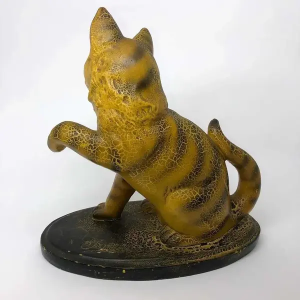 Foto de um(a) Antiga Grande Escultura De Gato Terracota Austríaca Assinada, da categoria de Escultura. Antiga e grande escultura artística, feita à mão em terracota Austríaca, peça muito expressiva, com bastante riqueza de... Mostrado de uma perspectiva diferente. Vendido no marketplace Trésors.