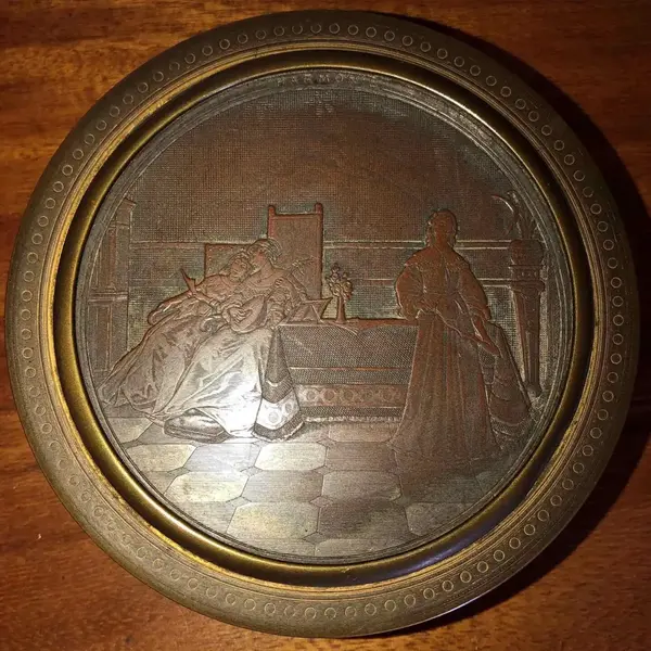 Foto de um(a) Antiga Caixa Porta Jóias Francês Bronze Doré Cena Galante, da categoria de Porta-Jóias. Antiga caixa/porta-jóias francês em bronze doré (com banho de ouro) e delicado trabalho central com linda cena feita à mão,... Mostrado de uma perspectiva diferente. Vendido no marketplace Trésors.