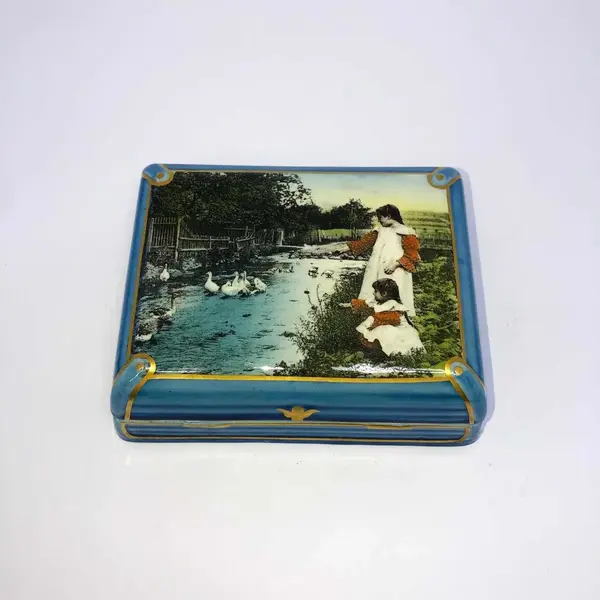 Foto de um(a) Antiga Caixa Porta Jóias Majólica Porcelana Sarreguemines, da categoria de Cestos e Caixas. Sarreguemines. Antiga e importante caixa porta jóias em majólica/ porcelana francesa, da renomada manufatura Sarreguemines.... Mostrado de uma perspectiva diferente. Vendido no marketplace Trésors.