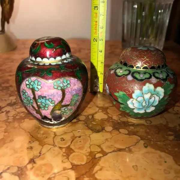 Foto de um(a) Antigos Potiches Miniatura De Coleção Em Bronze Cloisonné, da categoria de Outros colecionáveis. Antigos Potiches miniatura de coleção em bronze cloisonné esmaltados à mão. Medem aproximadamente 5cm de altura. Mostrado de uma perspectiva diferente. Vendido no marketplace Trésors.