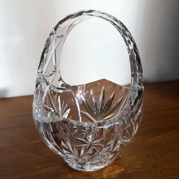 Foto de um(a) Antiga Cesta Decorativa Em Cristal Tcheco Lapidado Mao, da categoria de Cestos e Caixas. Antiga e linda cesta em cristal tcheco, toda lapidada à mão. Medidas 15x16cm. Mostrado de uma perspectiva diferente. Vendido no marketplace Trésors.