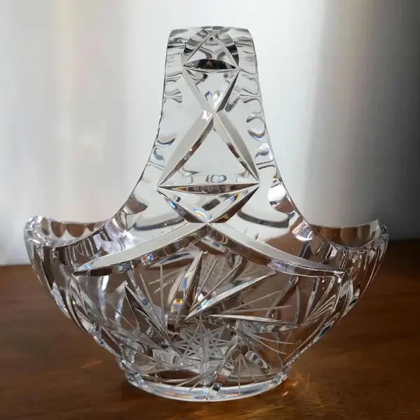 Foto de um(a) Antiga Cesta Decorativa Em Cristal Tcheco Lapidado Mao, da categoria de Cestos e Caixas. Antiga e linda cesta em cristal tcheco, toda lapidada à mão. Medidas 15x16cm. Mostrado de uma perspectiva diferente. Vendido no marketplace Trésors.