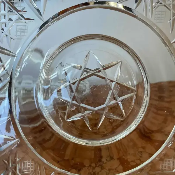 Foto de um(a) Antiga Grande Caixa Potiche Bomboniere Cristal Tcheco, da categoria de Garrafas, potes e jarros. Antiga e fina caixa bomboniere em cristal Tcheco, toda lapidada à mão. Fundo estrelado. Peça versátil e muito decorativa,... Mostrado de uma perspectiva diferente. Vendido no marketplace Trésors.