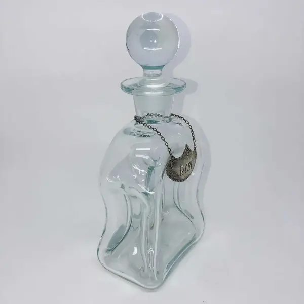 Foto de um(a) Antiga Garrafa Licoreira Para Rum Cristal Francês Art Deco, da categoria de Garrafas. Antiga garrafa licoreira feita à mão em cristal francês, com diferente design torcido. Período Art Deco. Década de 1950.... Mostrado de uma perspectiva diferente. Vendido no marketplace Trésors.